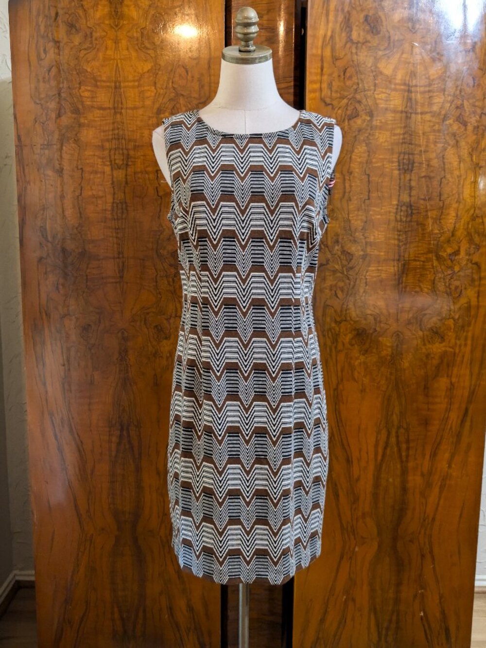 Trina Turk Chevron Dress 8 60s Mod Style Chevron Pattern Sleeveless Sheath